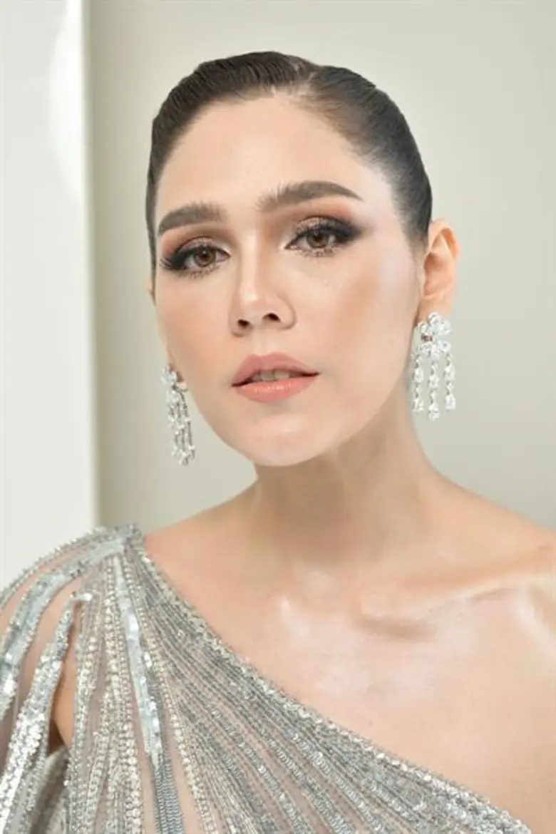 พรมแดงลุคที่ 3 #ยืนหนึ่งในคานส์ กำราบทุกลุค! ฟาดแบบไม่ยั้งปังๆ ปั๊วะๆ ในลุคสุดแกลม “Dazzling Stellar”