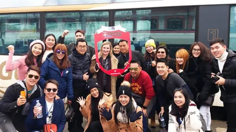 บมจ.กรุงไทย-แอกซ่า ประกันชีวิต นำโดย นางแ...