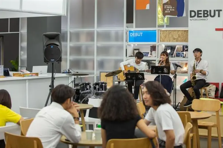 ซีอีเอ ชวนชมที่สุดของการออกแบบ! กับศิลปะการจัดวางเฉลิมพระเกียรติ ในหลวง ร.10 พร้อมเปิดโปรไฟล์ดีไซน์เนอร์รุ่นใหม่ เจาะลึกเทคนิคสุดวิจิตรบรรจง เปิดให้ชมฟรีตลอด 3 เดือน