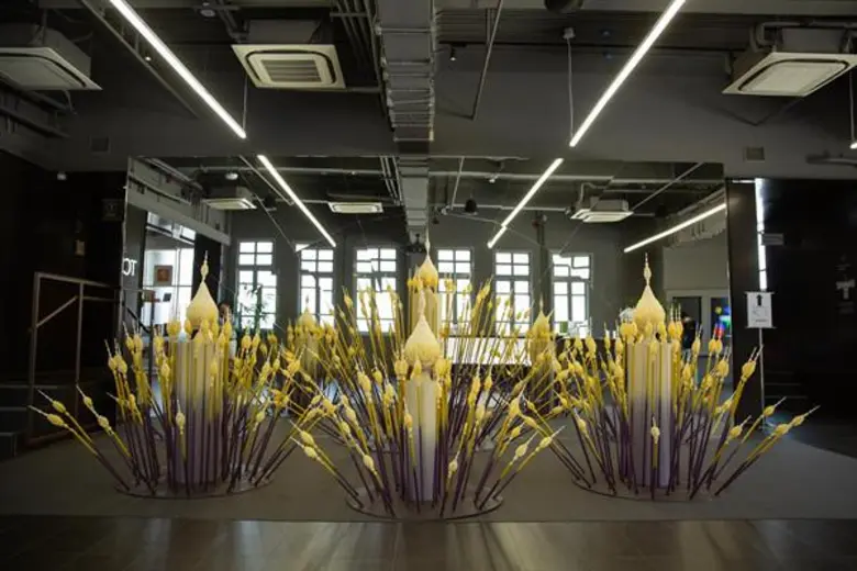 ซีอีเอ ชวนชมที่สุดของการออกแบบ! กับศิลปะการจัดวางเฉลิมพระเกียรติ ในหลวง ร.10 พร้อมเปิดโปรไฟล์ดีไซน์เนอร์รุ่นใหม่ เจาะลึกเทคนิคสุดวิจิตรบรรจง เปิดให้ชมฟรีตลอด 3 เดือน