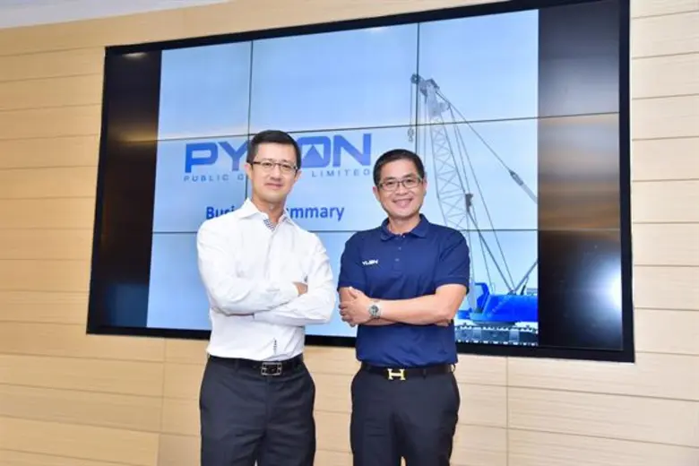 ดร.ชเนศวร์ แสงอารยะกุล (ขวา) กรรมการผู้จั...