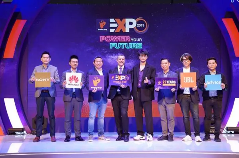 (จากซ้าย นายมานพ พาหิระ ผู้จัดการอาวุโส แ...