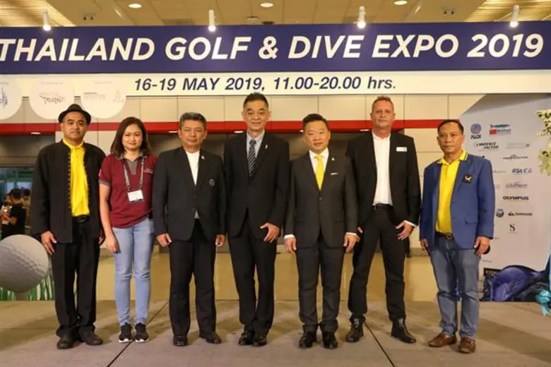 นายศักดิ์ชัย ภัทรปรีชากุล (คนกลาง) กรรมกา...