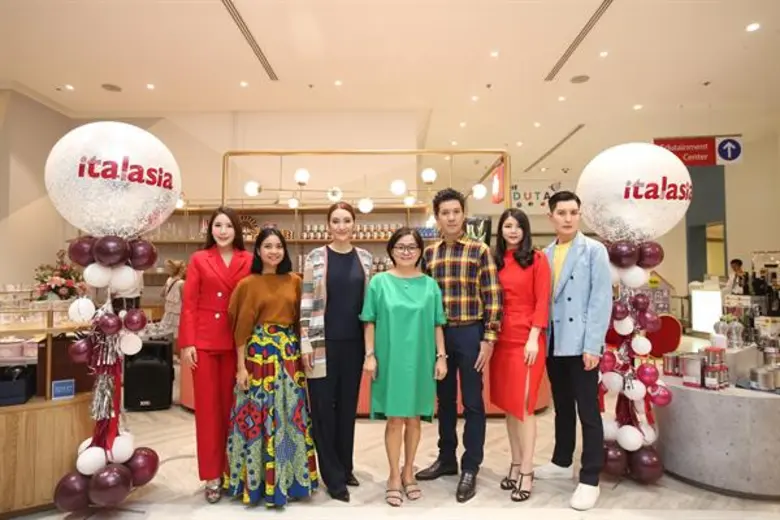 อิตาเลเซีย เทรดดิ้ง  ได้ทำการเปิดตัว Italasia Cafe ซึ่งนับเป็นธุรกิจรูปแบบใหม่แห่งแรก