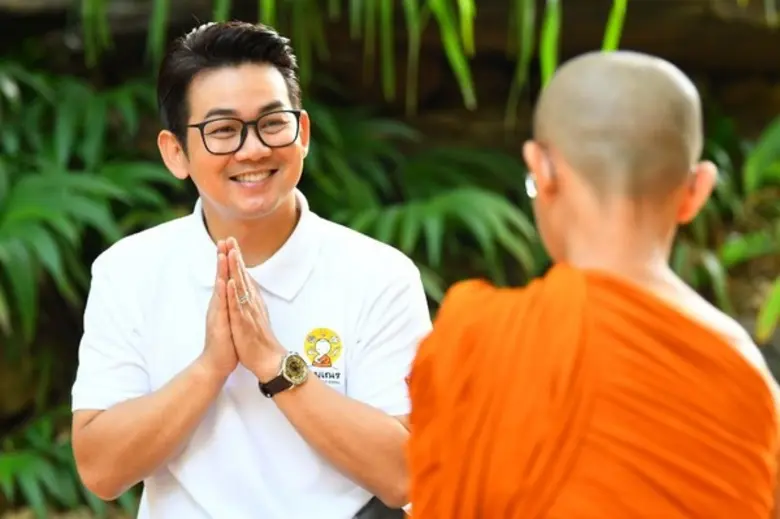 เอ๊าะ – กีรติ ชวนเป็นกำลังใจให้เณรน้อยในพิธีลาสิกขา “สามเณรปลูกปัญญาธรรม” ปี 8
