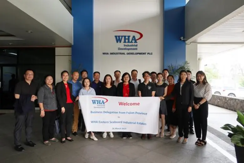 นางสาวลัดดา โรจนาวิไลวุฒิ (กลาง) ผู้ช่วยก...