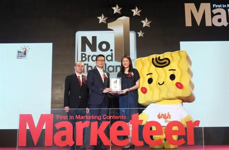 นายอรรถพล ฤกษ์พิบูลย์ (กลาง) นายกสมาคมการ...