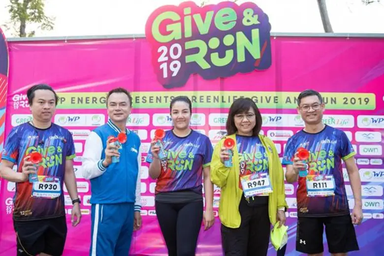 ในขณะที่หลายๆ คน มีรองเท้าหลายคู่ แต่เด็ก...