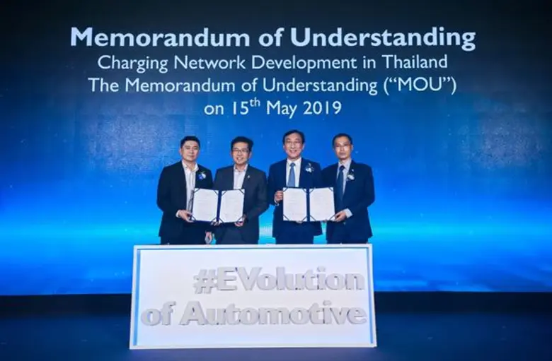 นายสมโภชน์ อาหุนัย (ที่ 2 จากซ้าย) ประธาน...