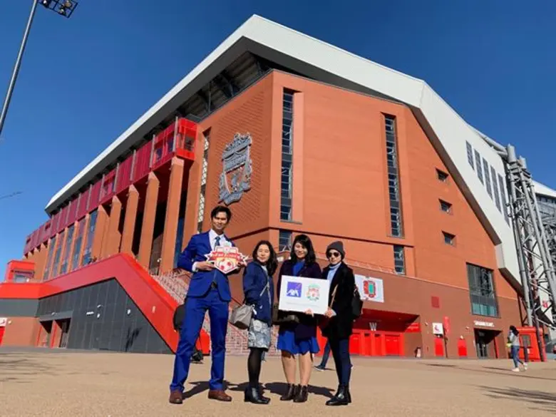 แอกซ่าประกันภัยพาผู้โชคดีจากแคมเปญ “บินลัดฟ้า เชียร์ลิเวอร์พูล ติดขอบสนามกับแอกซ่า” เยือนสนามแอนฟิลด์ พร้อมทริปท่องเที่ยวอังกฤษ