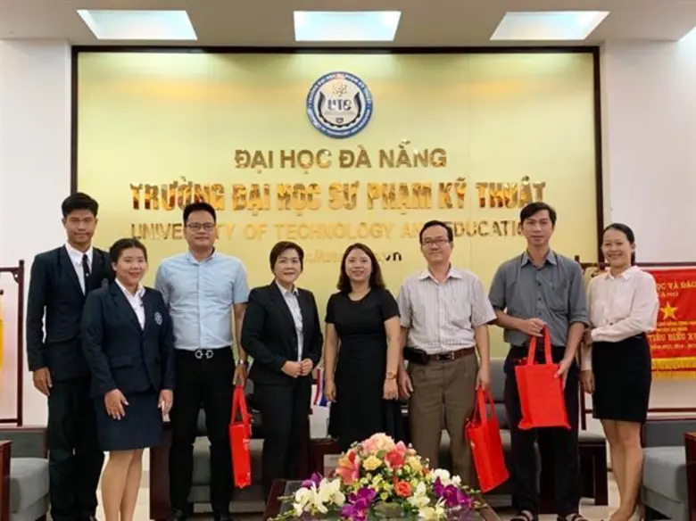 อาจารย์จิรนันท์ กมลสินธุ์ (ที่ 4 จากซ้าย)...