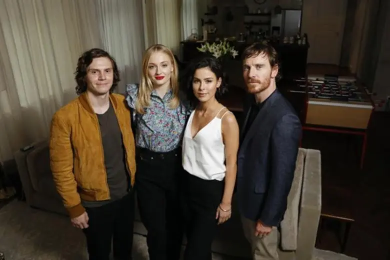 ไมเคิล ฟาสส์เบนเดอร์ พร้อมด้วย โซฟี เทอร์เนอร์ และ อีแวน ปีเตอร์ส เดินสายโปรโมท "X-Men: Dark Phoenix" ที่กรุงเบอร์ลิน ประเทศเยอรมนี