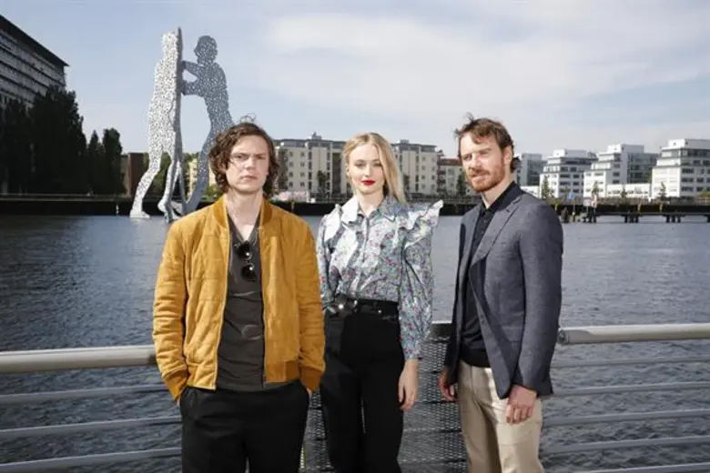 ไมเคิล ฟาสส์เบนเดอร์ พร้อมด้วย โซฟี เทอร์เนอร์ และ อีแวน ปีเตอร์ส เดินสายโปรโมท "X-Men: Dark Phoenix" ที่กรุงเบอร์ลิน ประเทศเยอรมนี