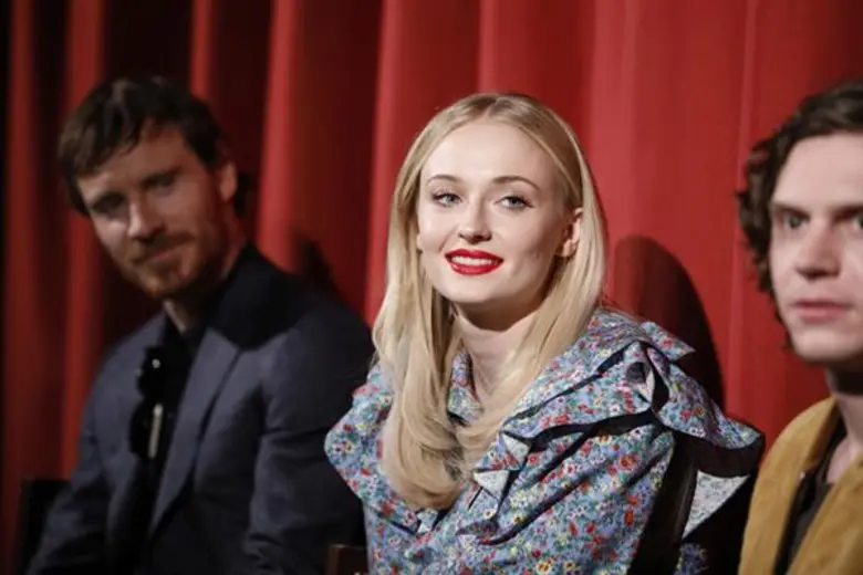 ไมเคิล ฟาสส์เบนเดอร์ พร้อมด้วย โซฟี เทอร์เนอร์ และ อีแวน ปีเตอร์ส เดินสายโปรโมท "X-Men: Dark Phoenix" ที่กรุงเบอร์ลิน ประเทศเยอรมนี