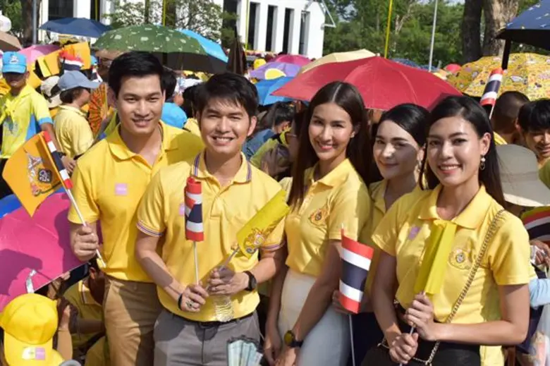 อาร์เอส กุ้ง สุธิราช นำทัพศิลปินดารา ร่วมรับเสด็จ ในหลวง ร. 10 ออกสีหบัญชร