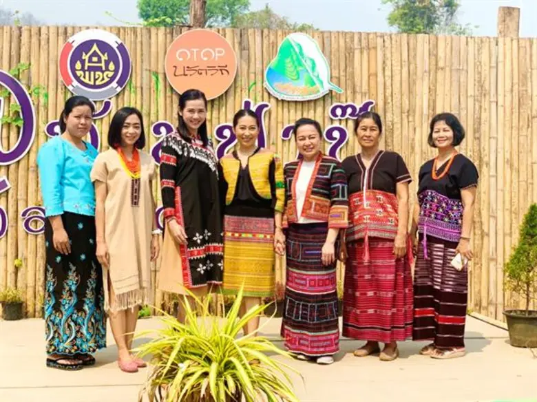 นางนันทิยา วงศ์วานิชย์ (ที่ 4 จากซ้าย) ปร...