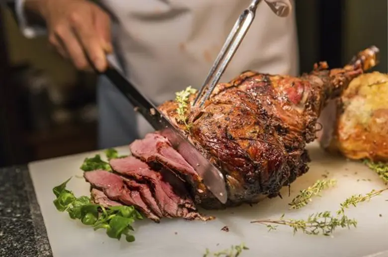 ห้องอาหารแคลิฟอร์เนีย สเต็ก โรงแรมคาราเวล...