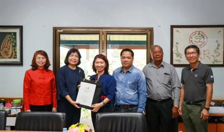 นางจิรวรรณ พงษ์พิชิตกุล (ที่ 3 จากซ้าย) ร...