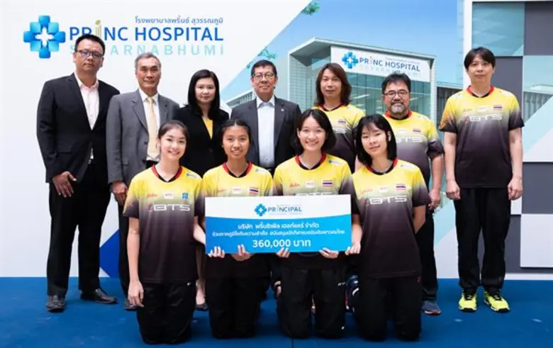 นายแพทย์สุนทร ศรีทา (ยืนกลาง) ประธานเจ้าห...