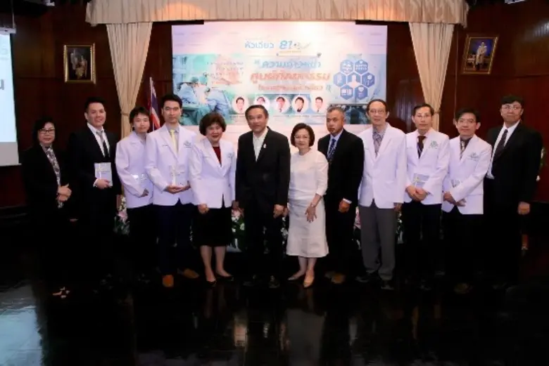 คุณสุธี เกตุศิริ (ที่ 6 จากซ้าย) ประธานเจ...