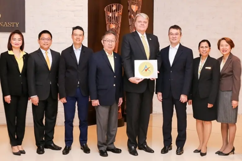 สุทธิเกียรติ จิราธิวัฒน์ (ที่ 4 จากซ้าย) ...