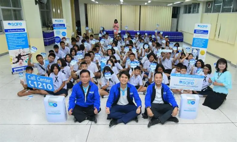 นายเอกรัตน์ แจ้งอยู่ (ตรงกลางแถวหน้า) ประ...