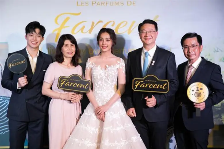 นายธนัท ธาตุทองแท้ (2 จากขวา) กรรมการผู้จ...