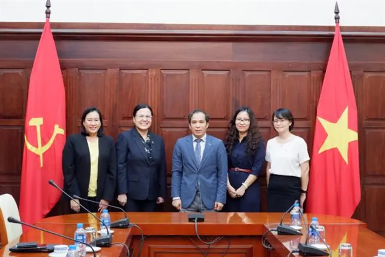 นางวรางคณา วงศ์ข้าหลวง (ที่ 2 จากซ้าย) รอ...