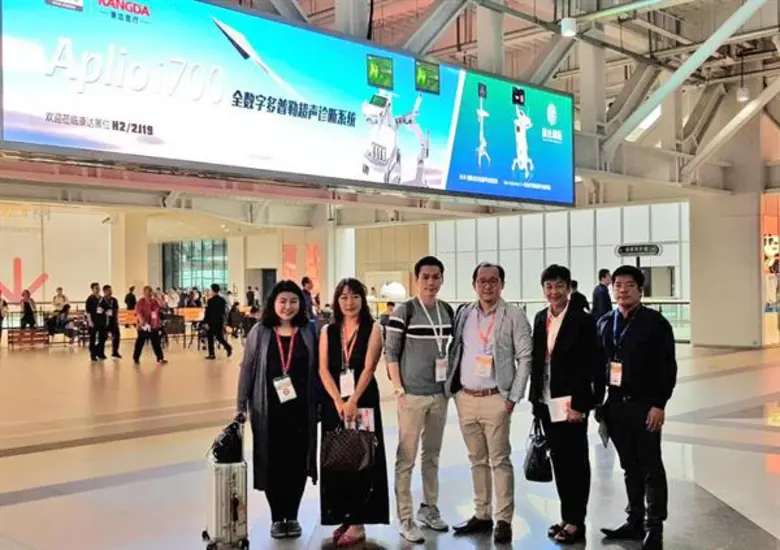 นายมานิต วงศ์ไพศาลลักษณ์ (ที่ 3 จากขวา) ร...