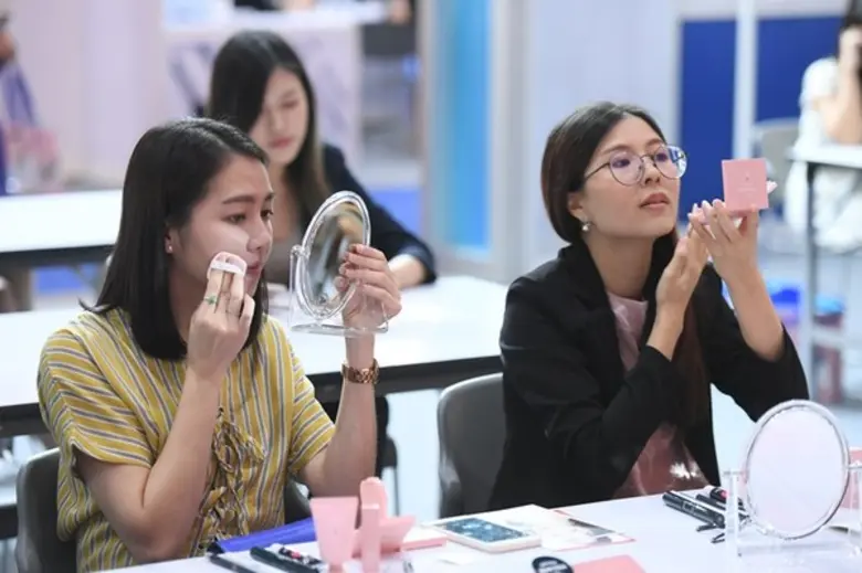 อัพเดทเทรนด์แต่งหน้าปี 2019 - COLORFUL MAKEUP กับเมคอัพอาร์ตติสคนดัง จากประเทศเกาหลีใต้	