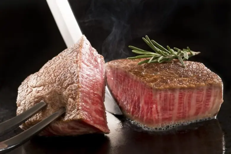 ลิ้มลองเนื้อย่างหอมกรุ่นสไตล์เทปันยากิ แต่รสชาติแฝงด้วยความเป็นไทย ที่เดียวที่อนันตรา เชียงใหม่ รีสอร์ท	