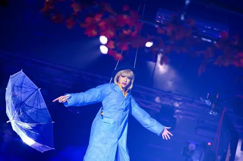 ยิ่งกว่าเซอร์ไพร์ส!!! “คชา” กลายร่างเป็น “เจนนี” สวยแซ่บเต้นสุดเป๊ะ  “ต้น” สวยสตรองโหนสลิง แด๊นซ์กลางสายฝน