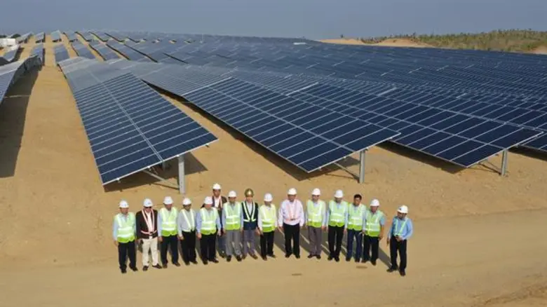 นายออง ทีฮา (ที่ 8 จากขวา) กรรมการผู้จัดก...