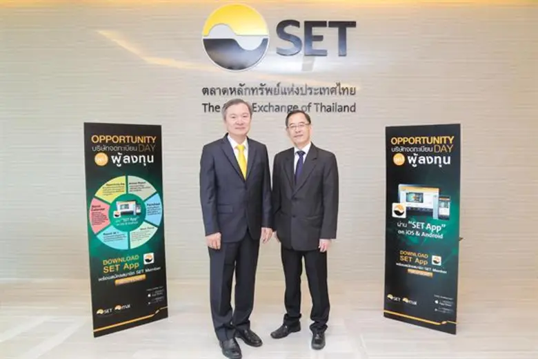 นายชัยวัฒน์ ศรีวรรณวัฒน์ (ซ้าย) กรรมการผู...