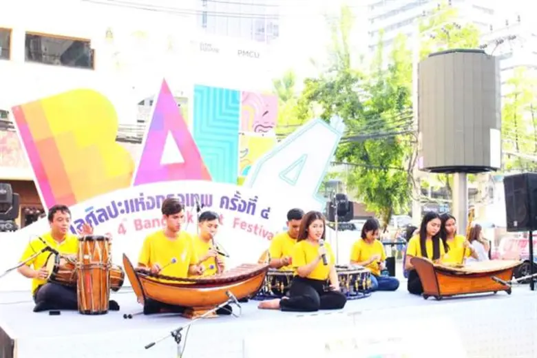 การบรรเลงดนตรีไทย จากชมรมเยาวชนรักษ์ศิลป์ ในงานเทศก...