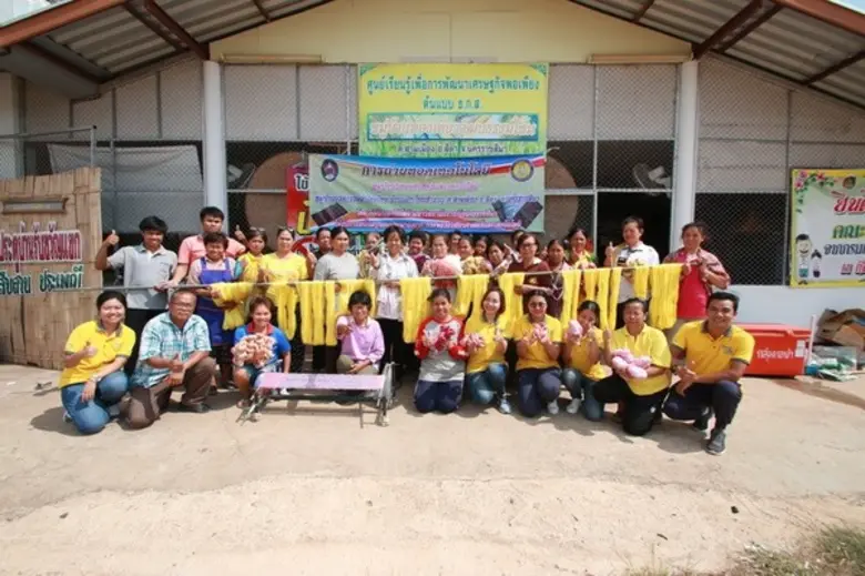 ราชภัฏโคราช ลงพื้นที่บริการวิชาการ ถ่ายทอดความรู้การย้อมสีไหมด้วยวัสดุธรรมชาติ	