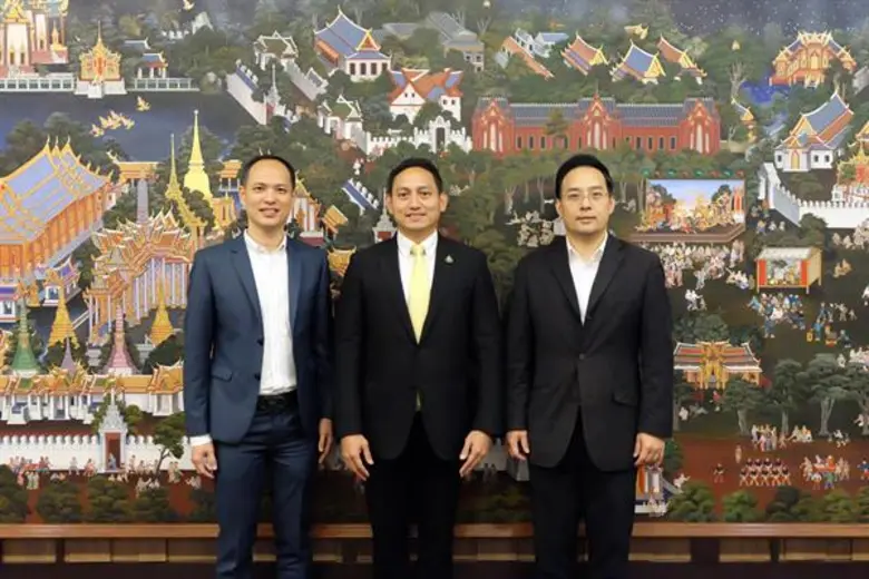 กวี ชูกิจเกษม รองกรรมการผู้จัดการ (ซ้ายสุ...