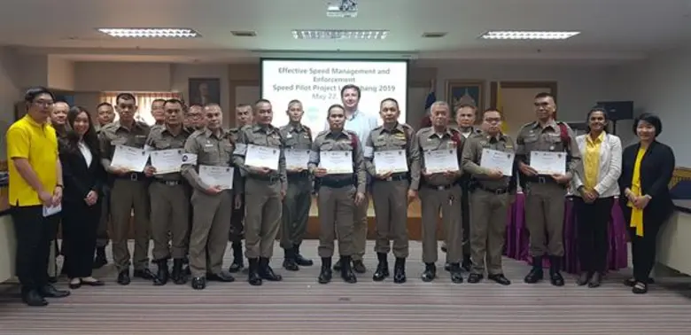 มร. มาร์ซิน ฟลีเกอร์ (กลาง) และนางสาวเซสซี่ เพชชี่ ...