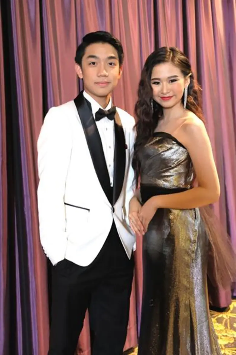 เป็นศิลปินนักแสดงละครเวทีรุ่นใหม่ ที่โชว์...