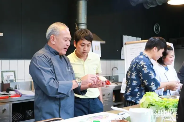 ทีวีไกด์: รายการ "เปอร์สเปกทิฟ"  “เปอร์” ลุยถึงแหล่งสร้างแรงบันดาลใจ กับ“เชฟต่อ” ความสมบูรณ์แบบในความไม่สมบูรณ์แบบ