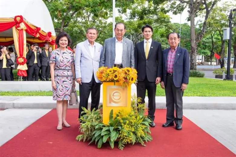 นายวิชัย กุลสมภพ (ที่ 2 จากขวา) กรรมการผู...