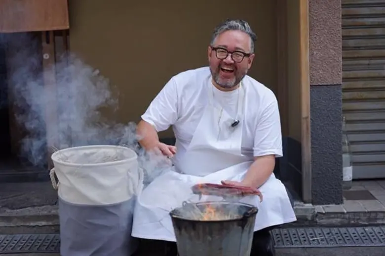 บริษัท มากุโระ กรุ๊ป จำกัด หรือร้านอาหาร ญี่ปุ่นภายใต้แบรนด์มากุโระ ผนึกกำลังเซ็นสัญญาร่วมลงทุนกับ  ฮิโรกิ นากาโนะ อุเอะ มาสเตอร์เชฟ เจ้าของร้าน SushiYoshi