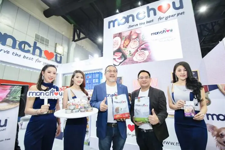 คุณสมศักดิ์ อมรรัตนชัยกุล (กลาง) ประธานเจ...