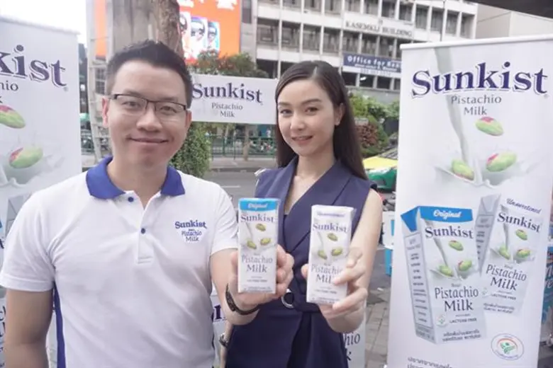 สุริยา มูลศรี (ซ้ายสุด) ผู้อำนวยการฝ่ายขา...