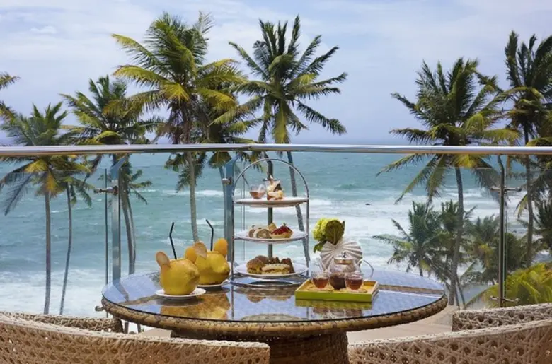 เที่ยวชมเส้นทางจิบชาอันหอมกรุ่นไปพร้อมกับอมารี