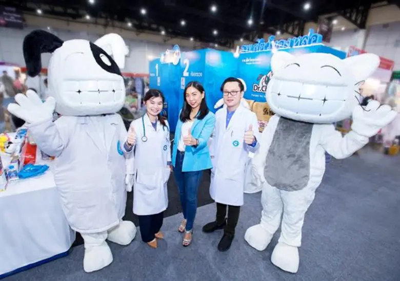 นางสาวเมสินี วิสิฐนรภัทร (กลาง) ผู้อำนวยก...