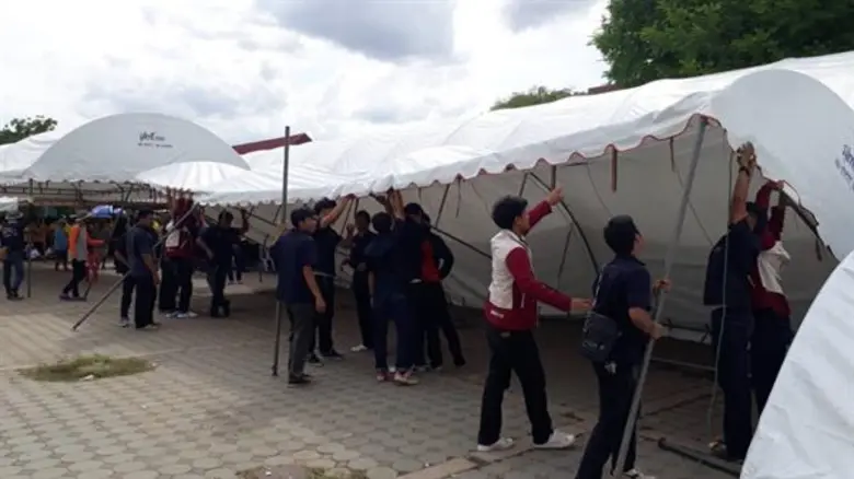 นศ. วิทยาลัยนวัตกรรมฯ มทร.อีสาน ผนึกพลังจิตอาสา กางเต็นท์บังแดดให้แก่ประชาชนที่ไปรอลงทะเบียนจิตอาสาพระราชทาน พื้นที่ จ.นครราชสีมา