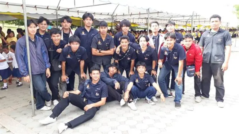 นศ. วิทยาลัยนวัตกรรมฯ มทร.อีสาน ผนึกพลังจิตอาสา กางเต็นท์บังแดดให้แก่ประชาชนที่ไปรอลงทะเบียนจิตอาสาพระราชทาน พื้นที่ จ.นครราชสีมา