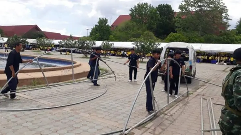 นศ. วิทยาลัยนวัตกรรมฯ มทร.อีสาน ผนึกพลังจิตอาสา กางเต็นท์บังแดดให้แก่ประชาชนที่ไปรอลงทะเบียนจิตอาสาพระราชทาน พื้นที่ จ.นครราชสีมา