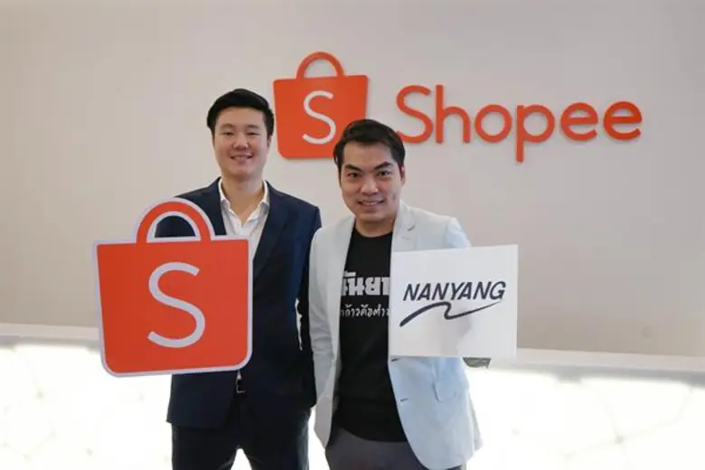 นายจักรพล จันทวิมล(ขวา) ผู้อำนวยการฝ่ายกา...